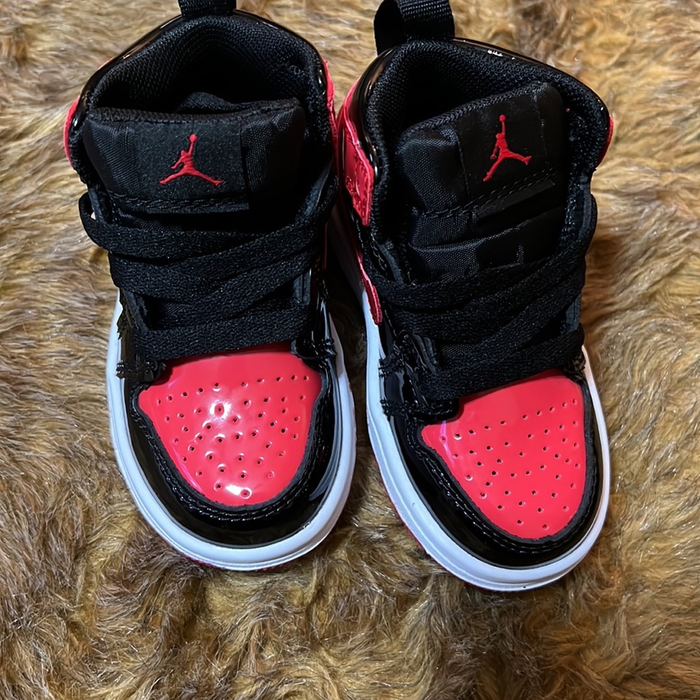 Air Jordan Retro 1 Patent toddler size 6 unisex